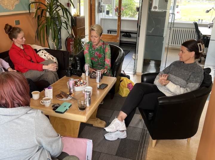 Bæjarstjóraspjall í Skúrinni á Flateyri. Sigríður situr ásamt gestum í setustofu.