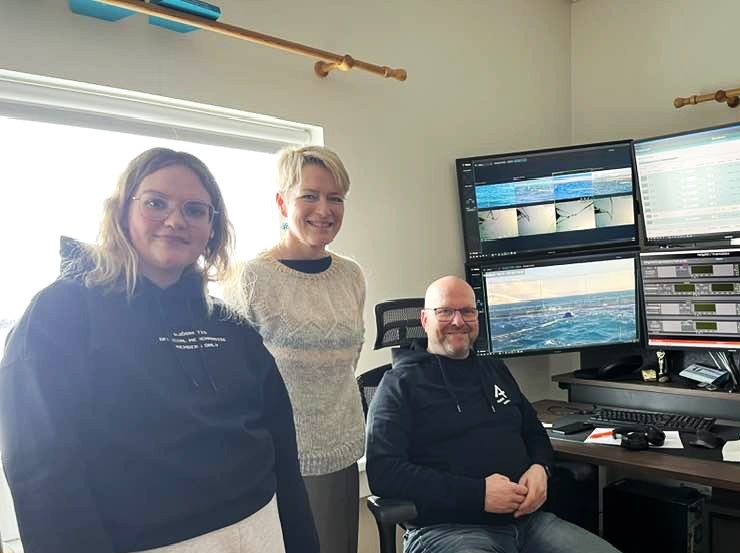 Á efri hæðinni í Blábankanum er Arctic fish með aðstöðu, þar sem fóðrunin í eldiskvíunum er vöktuð.