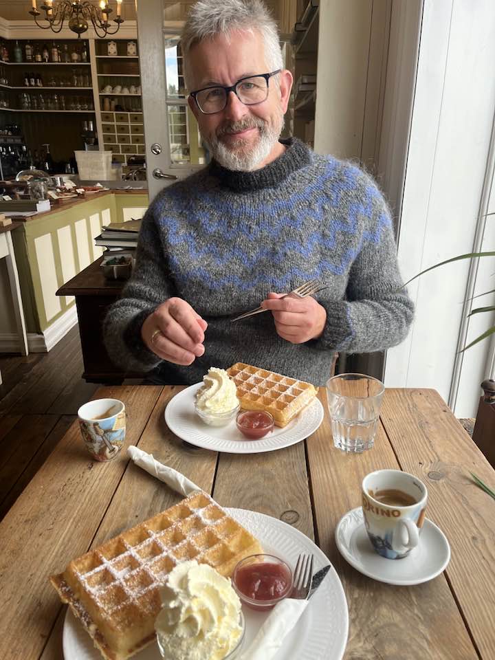 Dúi tilbúinn að borða vöfflu í Simbahöllinni á Þingeyri.
