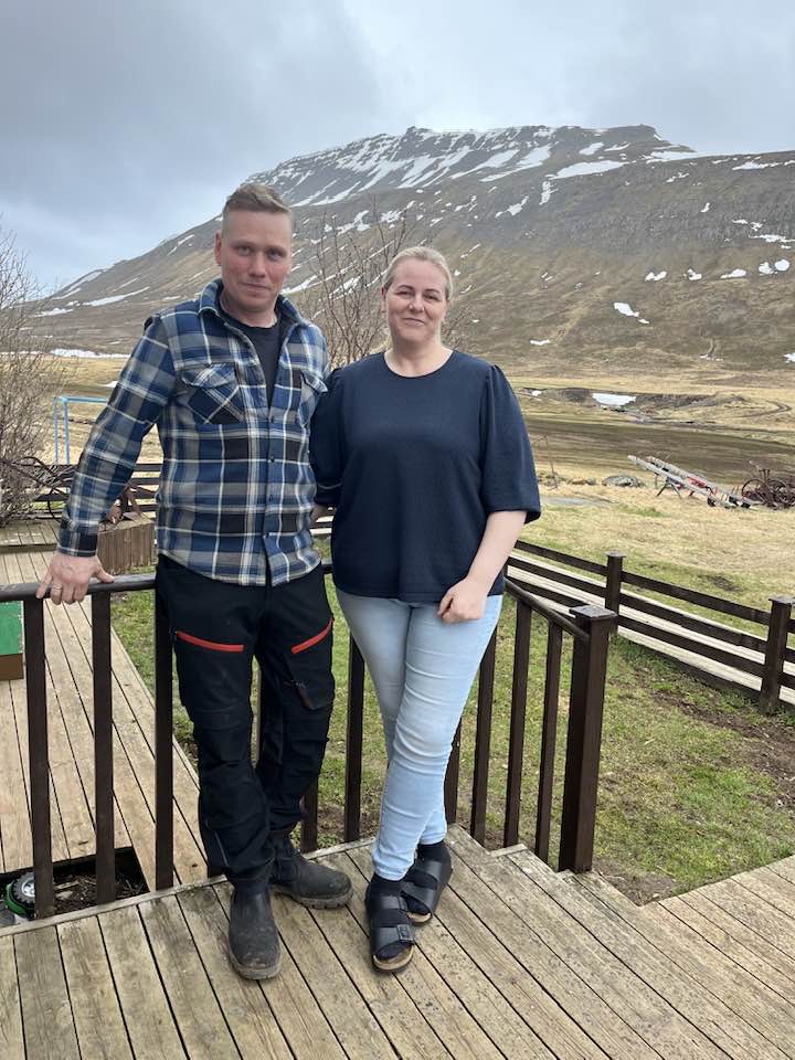 Kristján og Elísabet í Bæ, Staðardal. Það sést þarna glitta í túnin en það er búið að vera sannarlega vor í lofti síðustu daga.