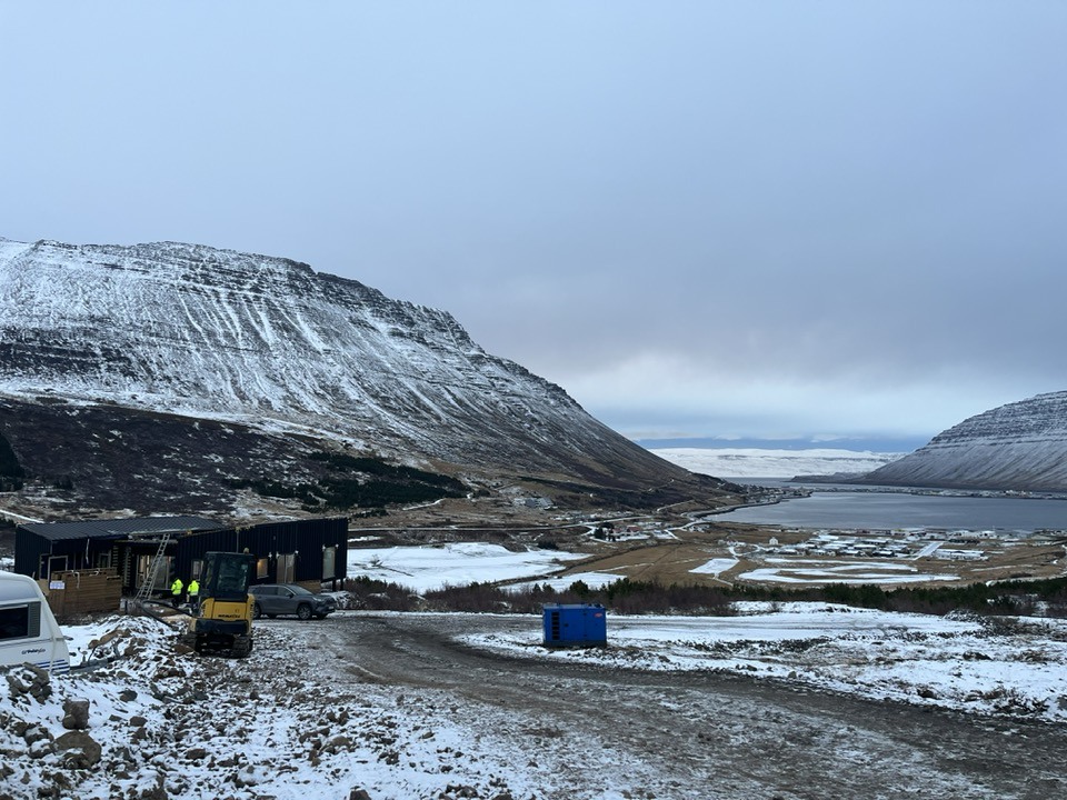 Frístundahús rísa á Dagverðardal, horft út fjörðinn.