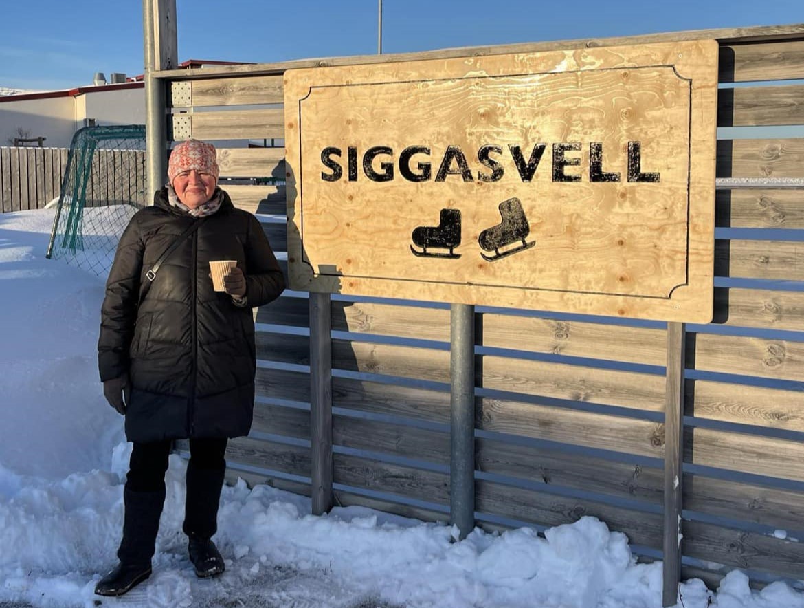 Tobba við skiltið á Siggasvelli.