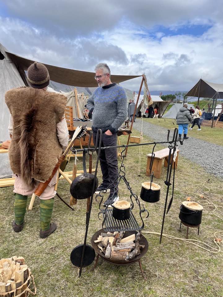 Dúi ræðir við víking sem stendur við hlóðir á víkingasvæðinu á Þingeyri.