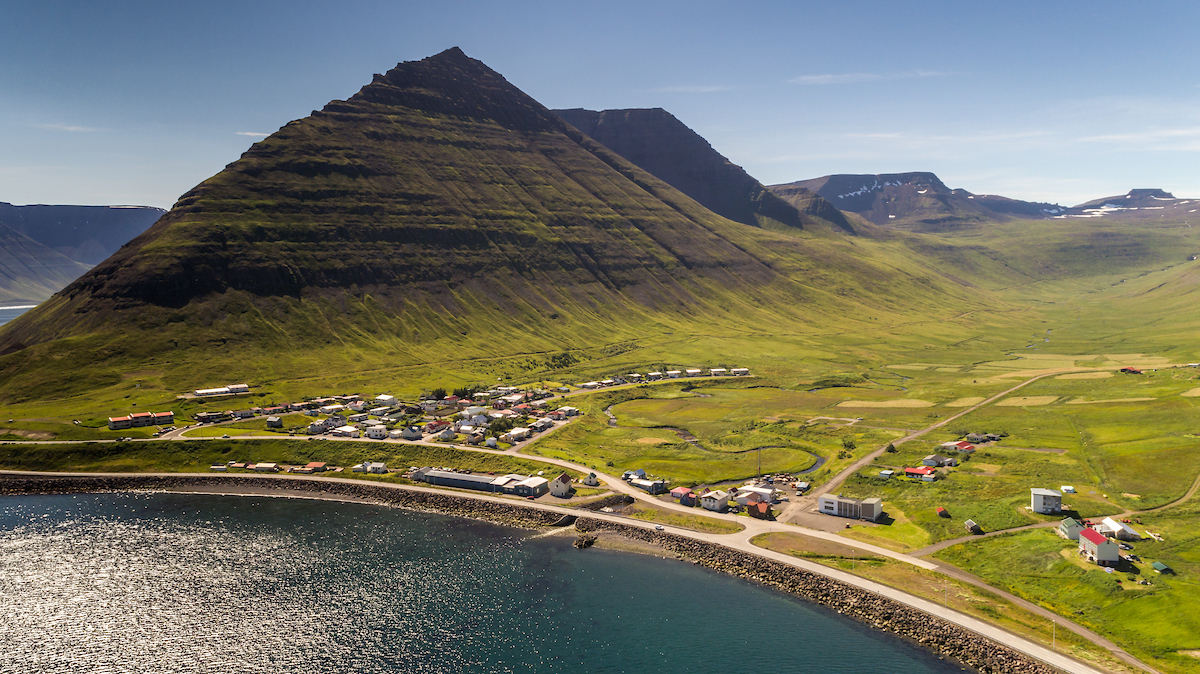 Loftmynd af Hnífsdal, tekin að sumarlagi.