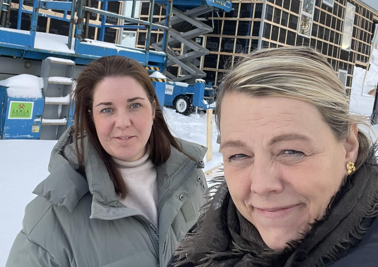Bryndís Jónsdóttir og Arna Lára fyrir framan nýbyggingu á Suðureyri.