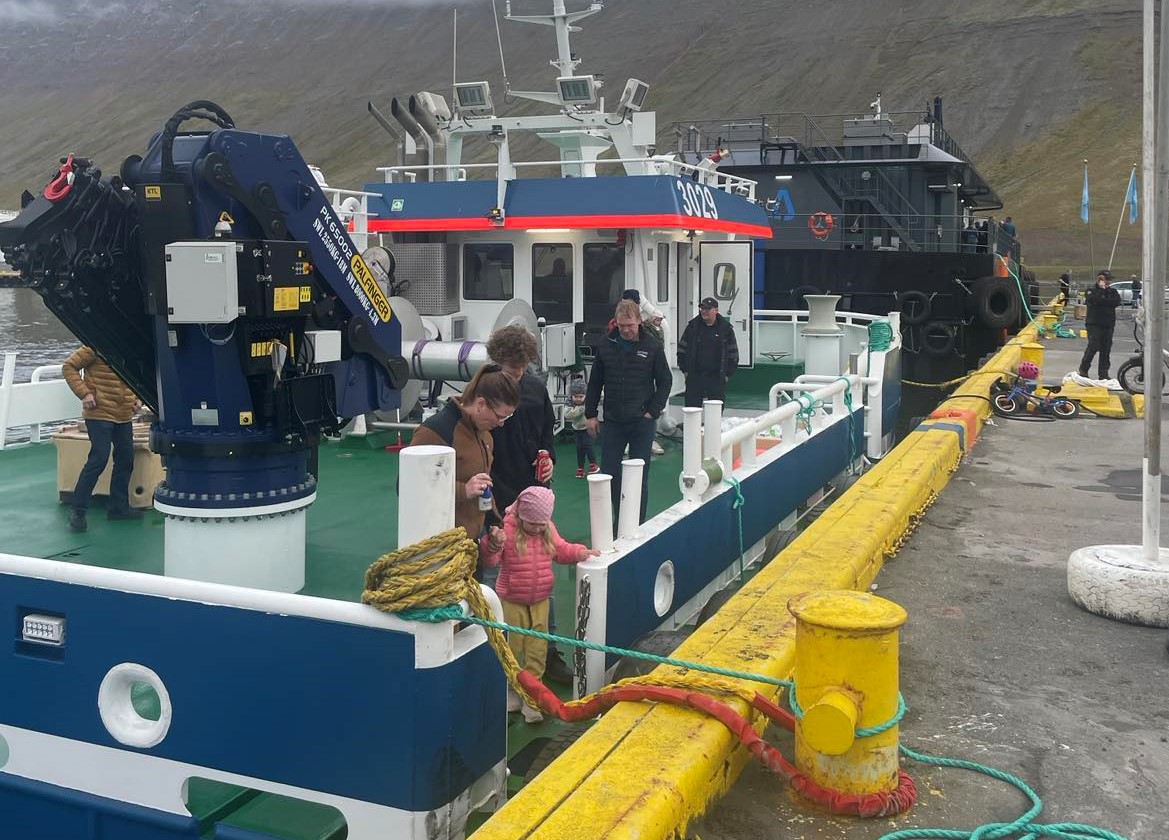 Háafell bauð gestum að skoða nýjan pramma og þjónustubát.