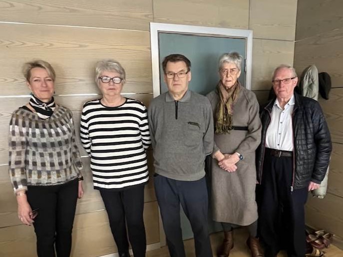 Sigríður Júlía með stjórnarfólki Félags eldri borgara.