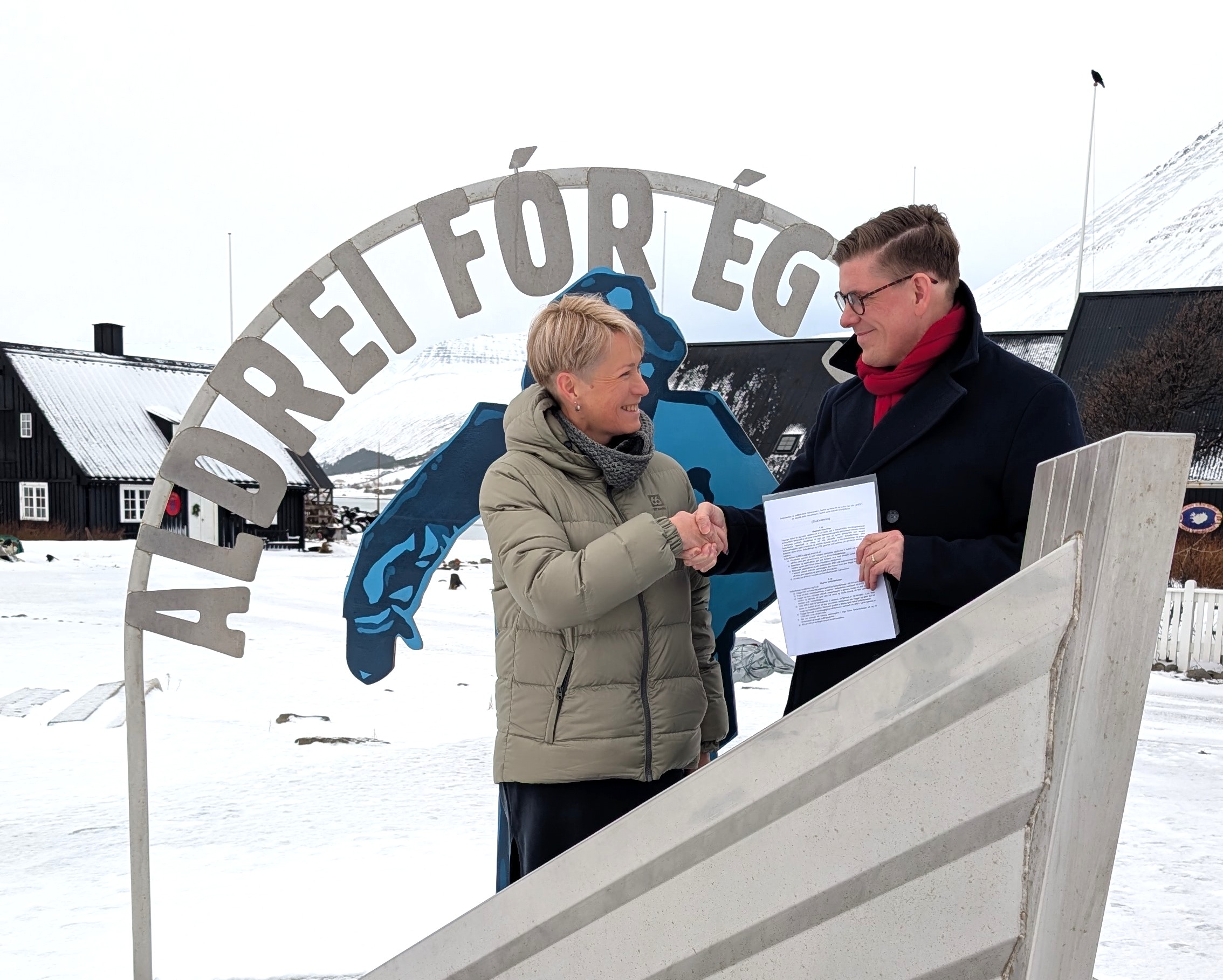 Sigríður Júlía og Kristján Freyr, rokkstjóri Aldrei fór ég suður, við undirritun Stuðsamningsins.