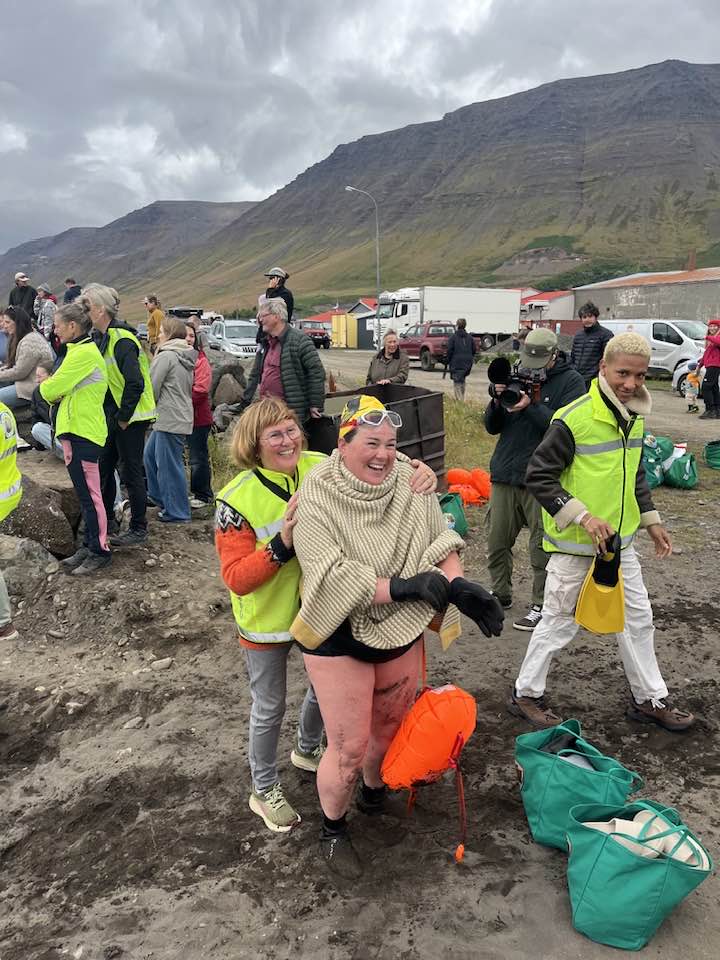 Harpa fær aðstoð sjálfboðaliða við að hlýja sér í fjörunni á Flateyri.