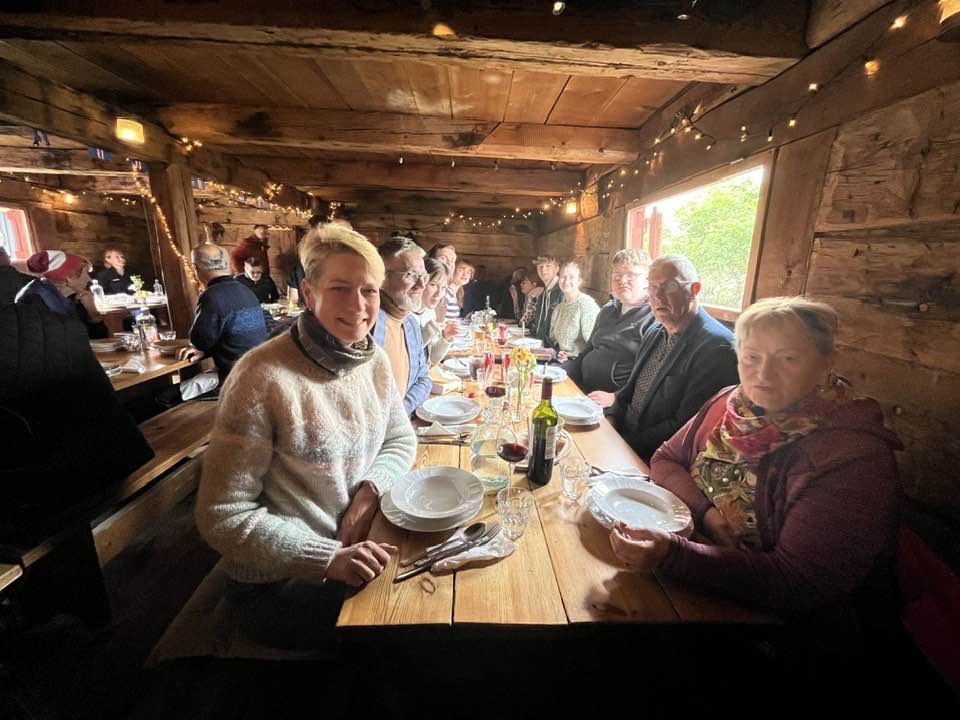Sigríður með stórfjölskyldunni á Tjöruhúsinu á Ísafirði.