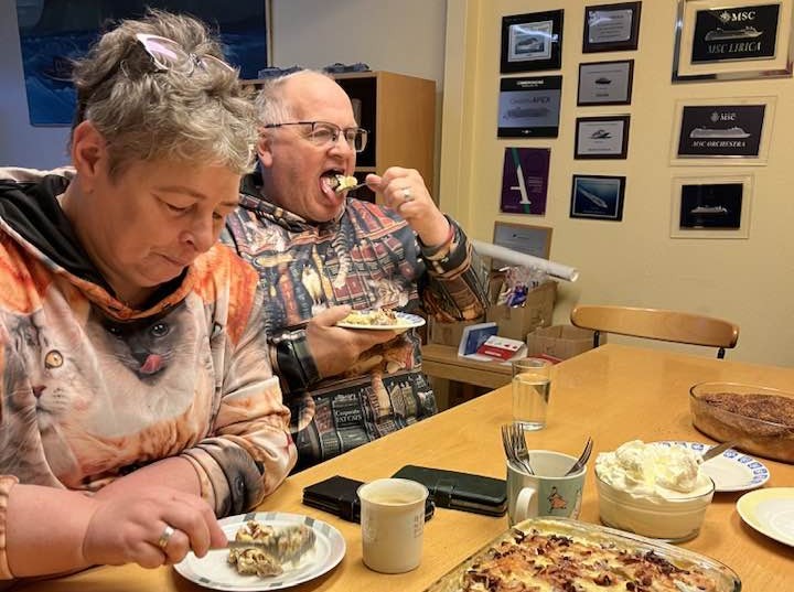 Jóna og Dommi. Jóna ber ábyrgð á því að það er eitthvað með kaffinu á höfninni.