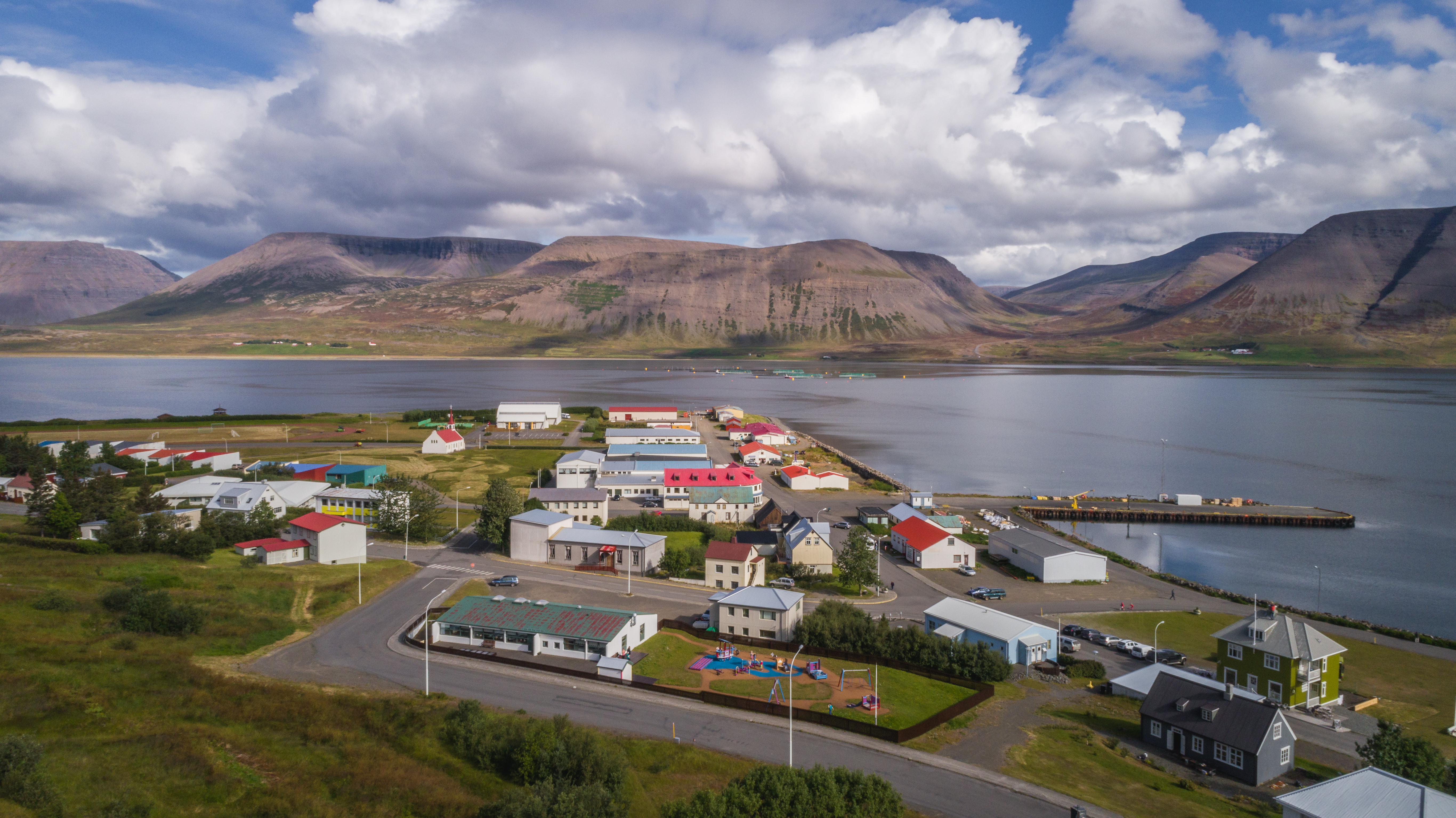 Loftmynd af Þingeyri, tekin að sumarlagi.