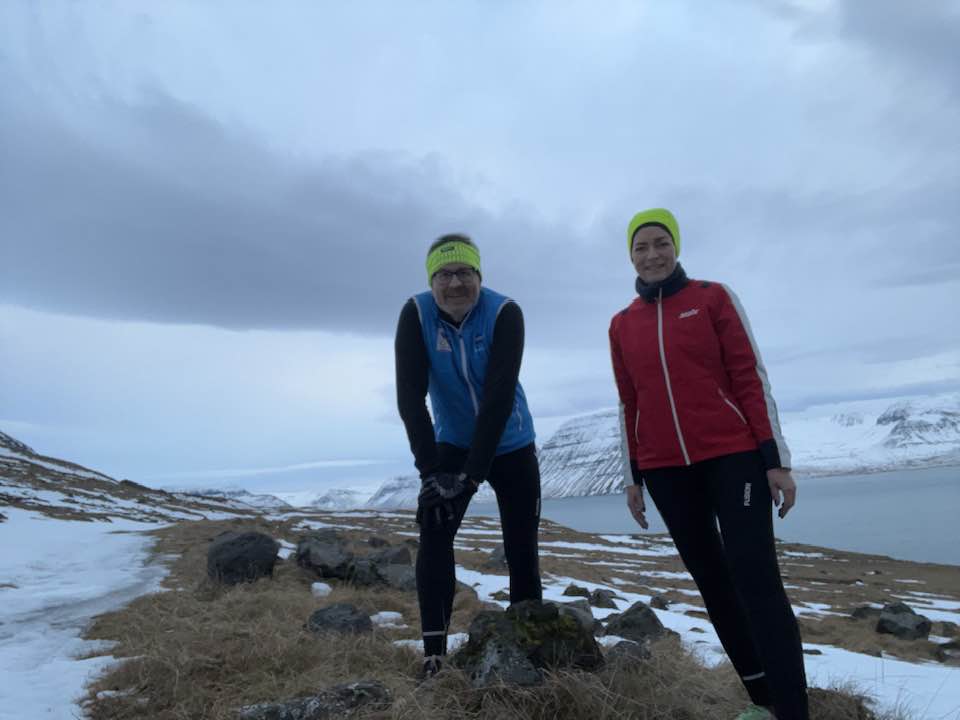 Við Dúi á leið okkar út á Kálfeyri.