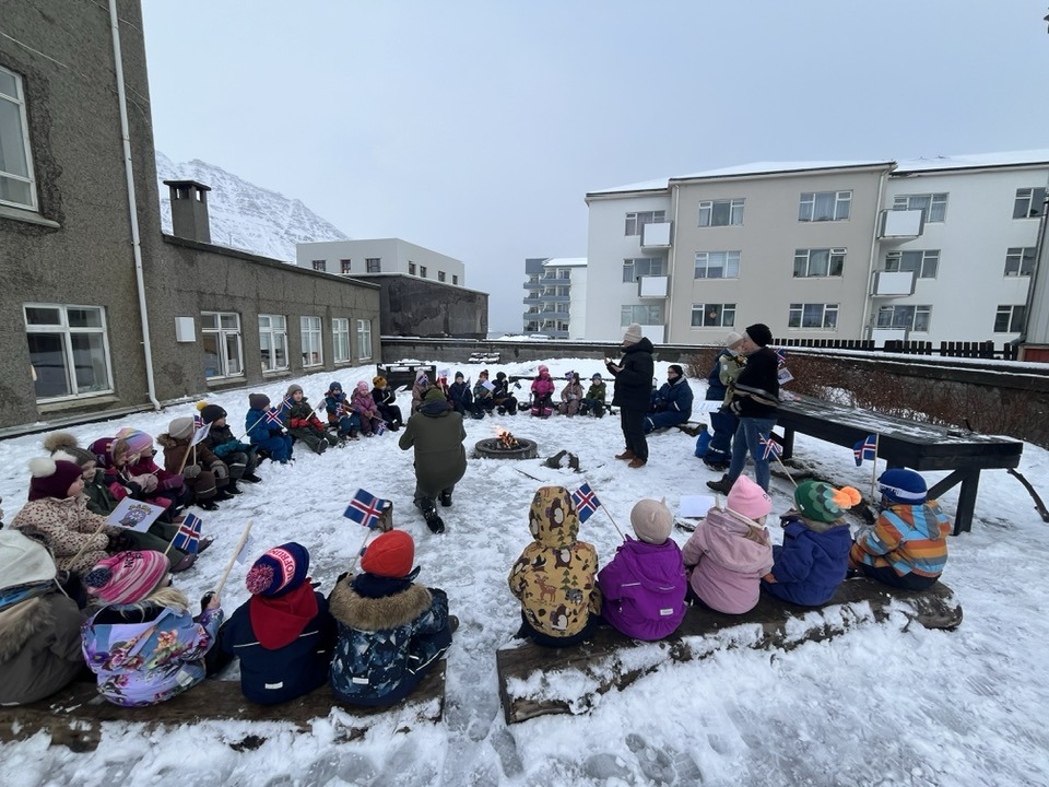 Nemendur og starfsfólk Tanga við afhendingu Orðsporsins.