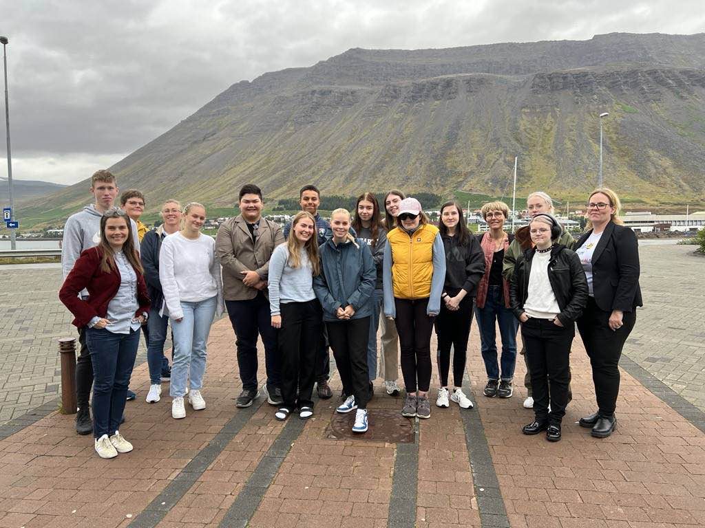Katrín Jakobsdóttir, forsætisráðherra, með hluta fundargesta fyrir framan Edinborgarhúsið á Ísafirði