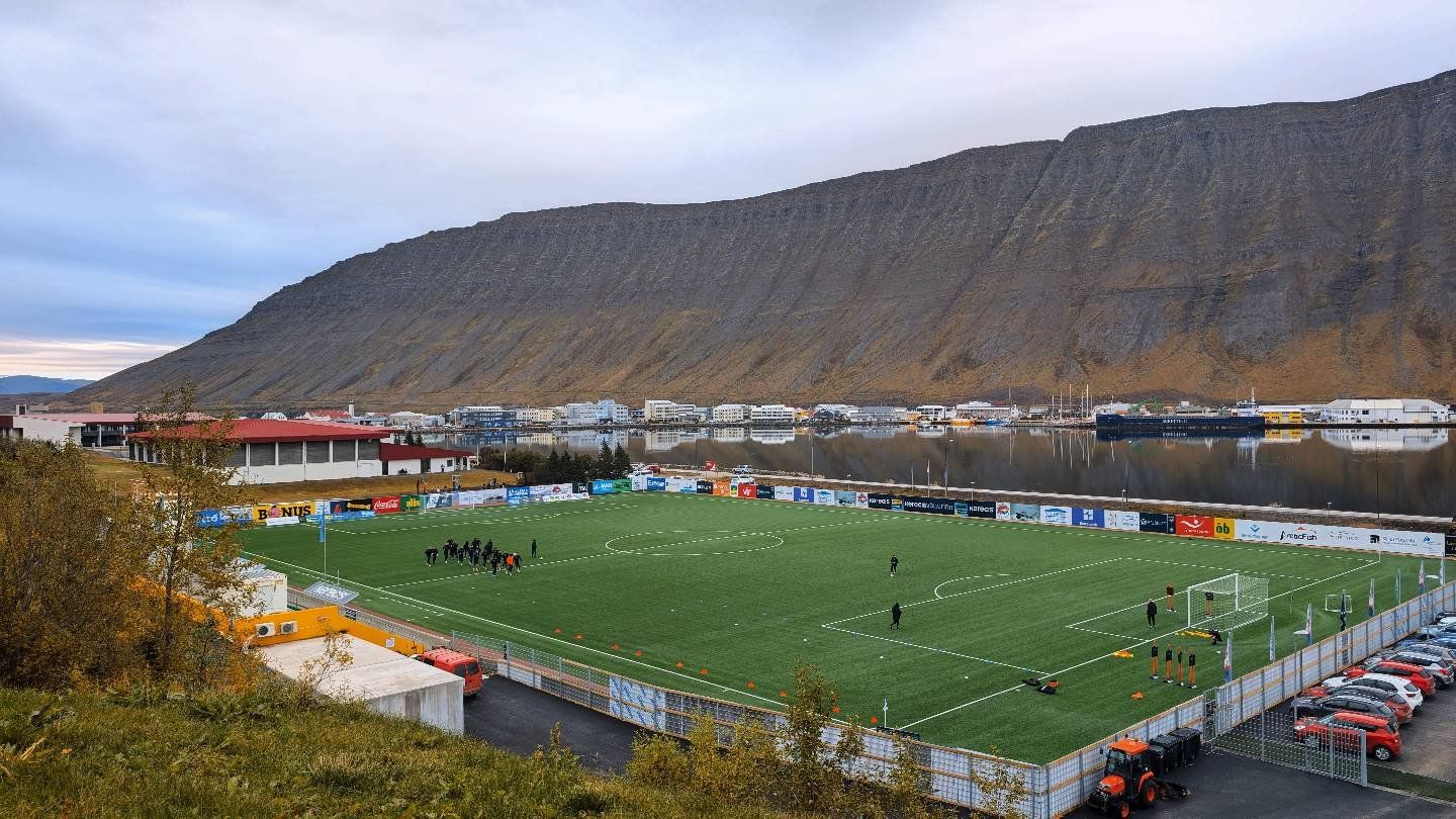 Keppnisvöllurinn á Torfnesi. Á vellinum er