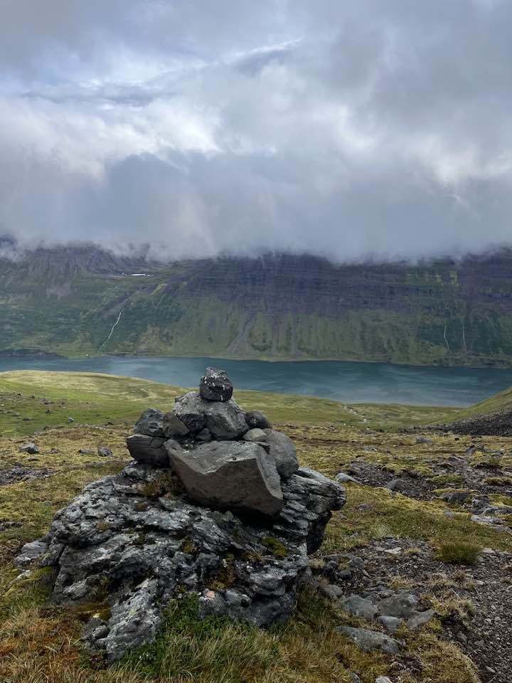 Á leið upp Kvíanesdal. Horft yfir Súgandafjörð.