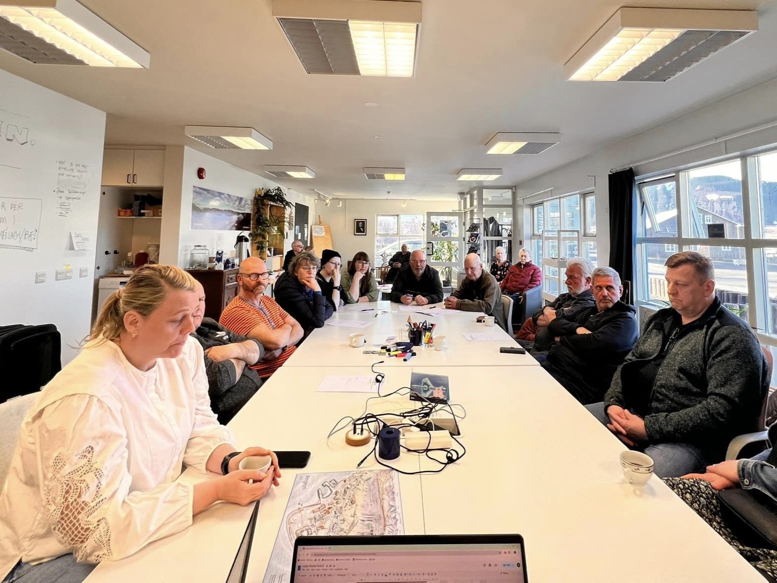 Hópur fólks við stórt fundarborð í Blábankanum á Þingeyri.
