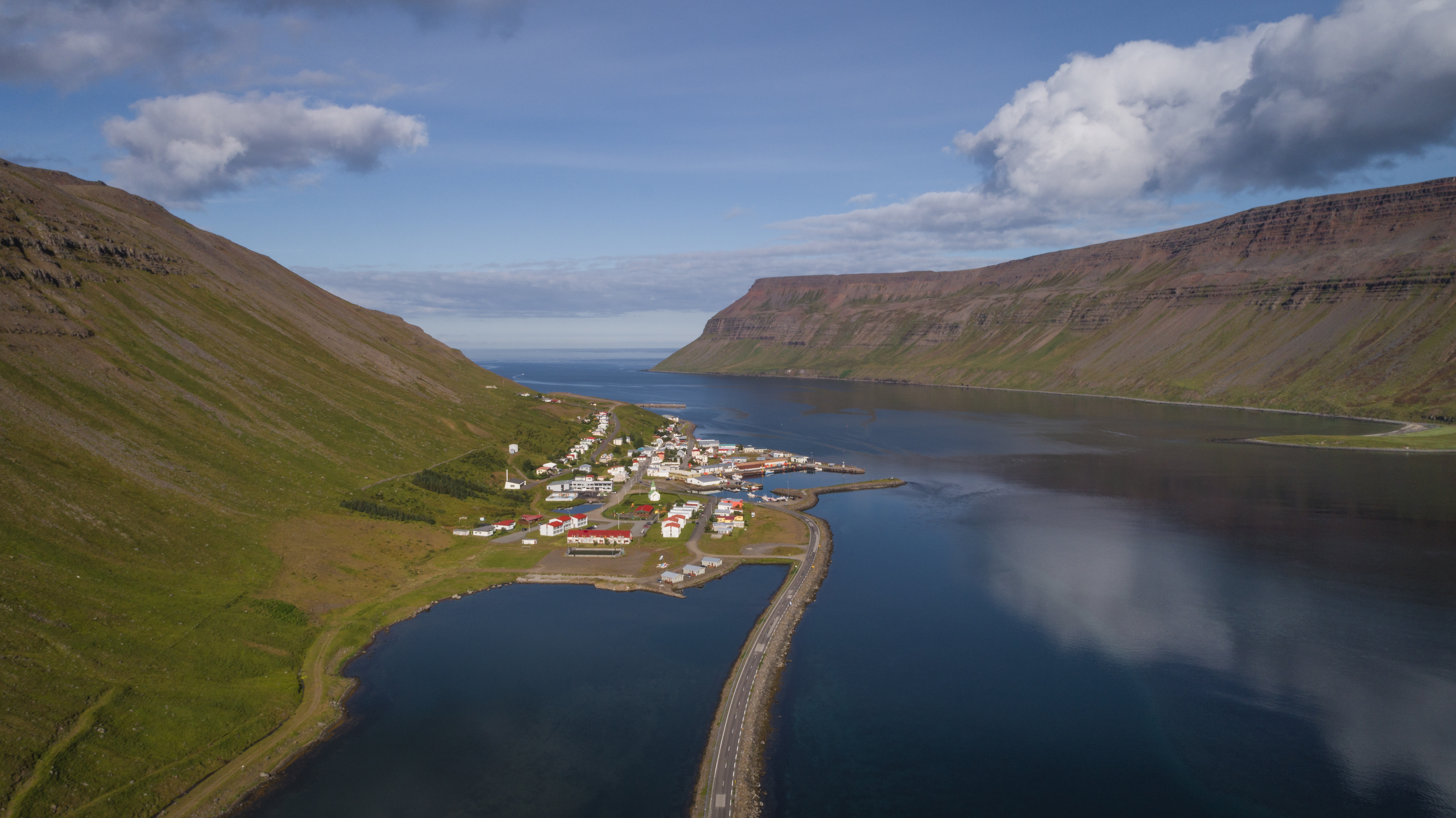 Loftmynd af Suðureyri, tekin að sumarlagi.