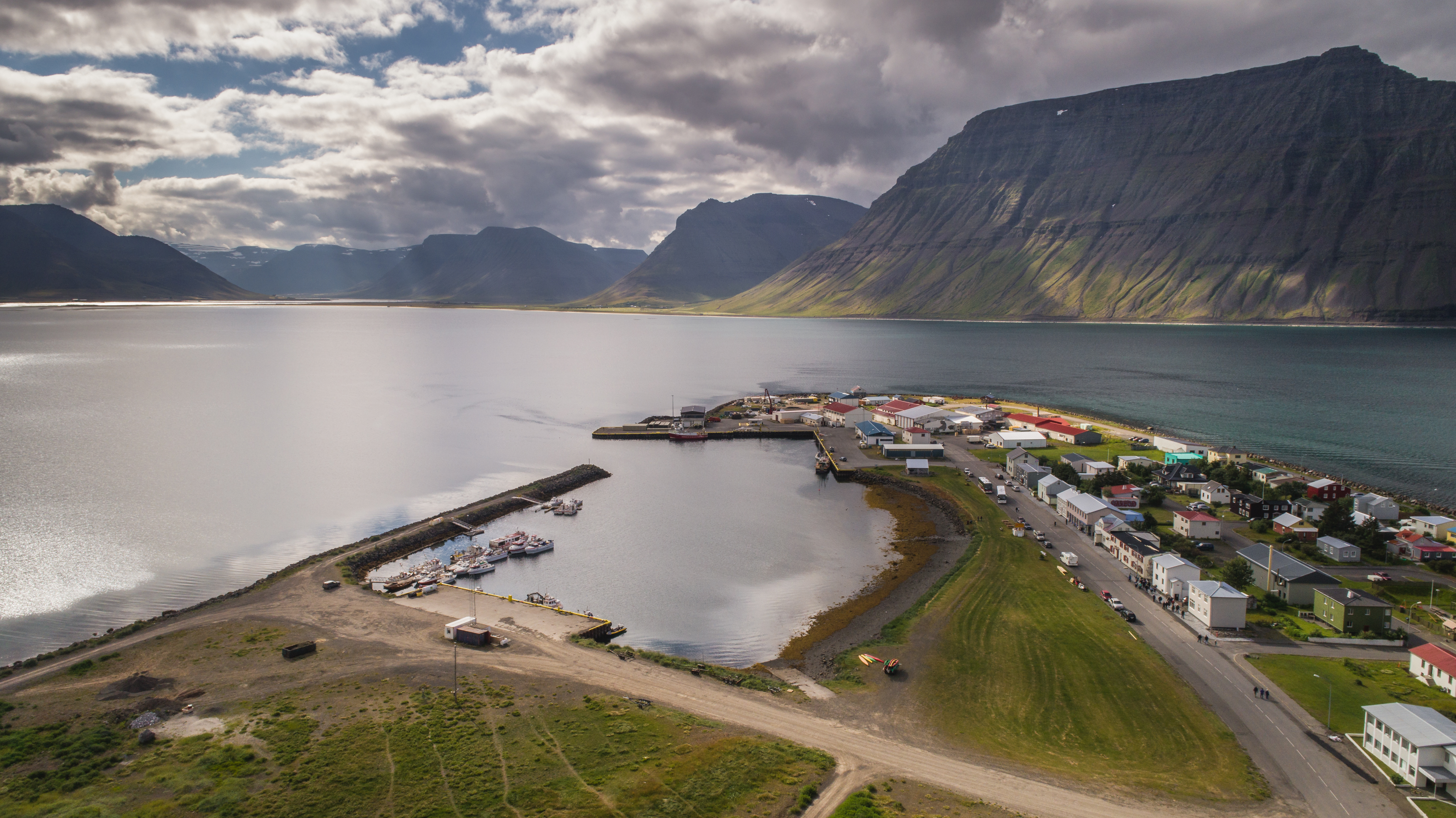 Loftmynd af Flateyri, tekin að sumarlagi.