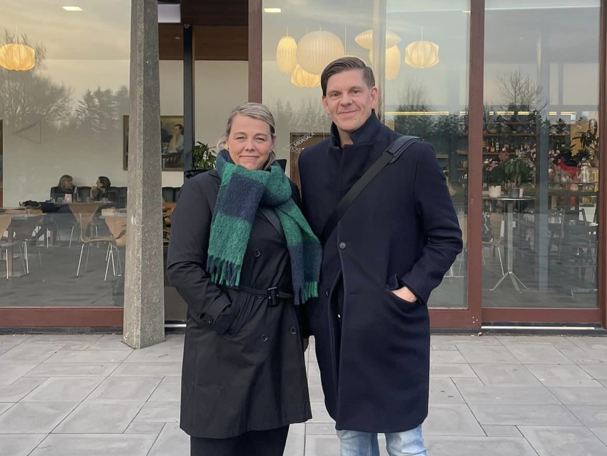 Arna Lára með Kristjáni Frey fyrir utan Kjarvalsstaði í Reykjavík.