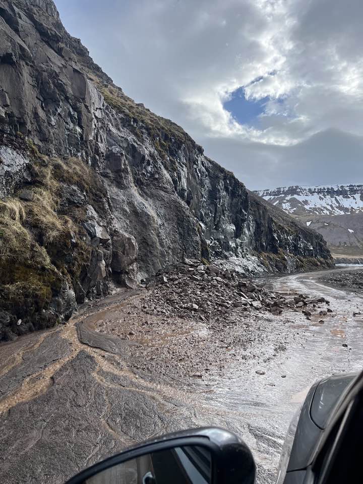 Aurskriða sem við keyrðum fram á, á leið okkar út í Bæ.