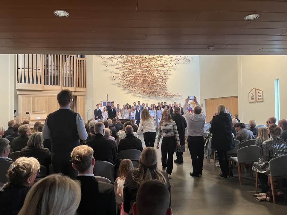 Útskriftarnemar GÍ stilla sér upp fyrir myndatöku við altarið í Ísafjarðarkirkju.