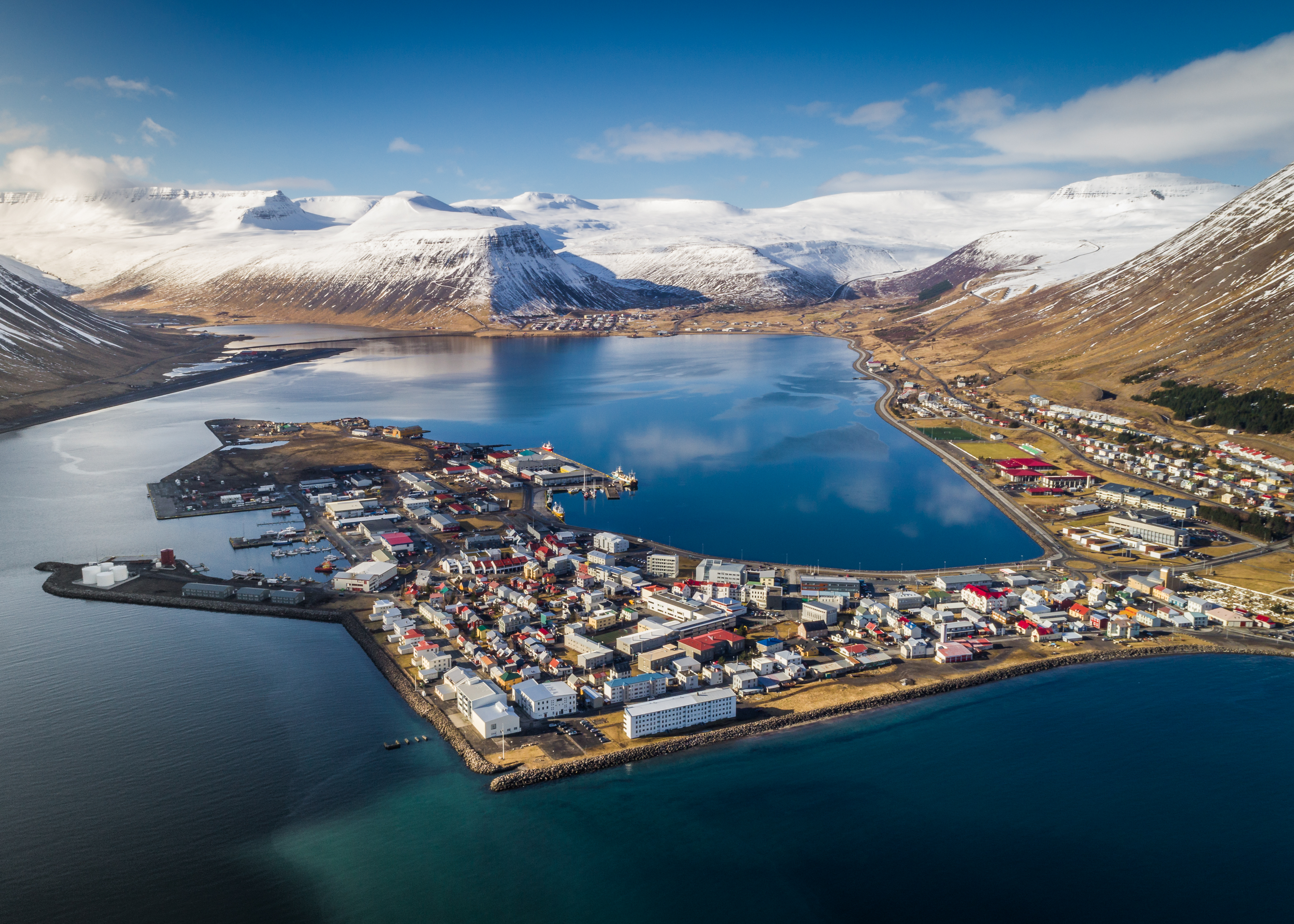 Loftmynd af Ísafirði, tekin snemma vors.