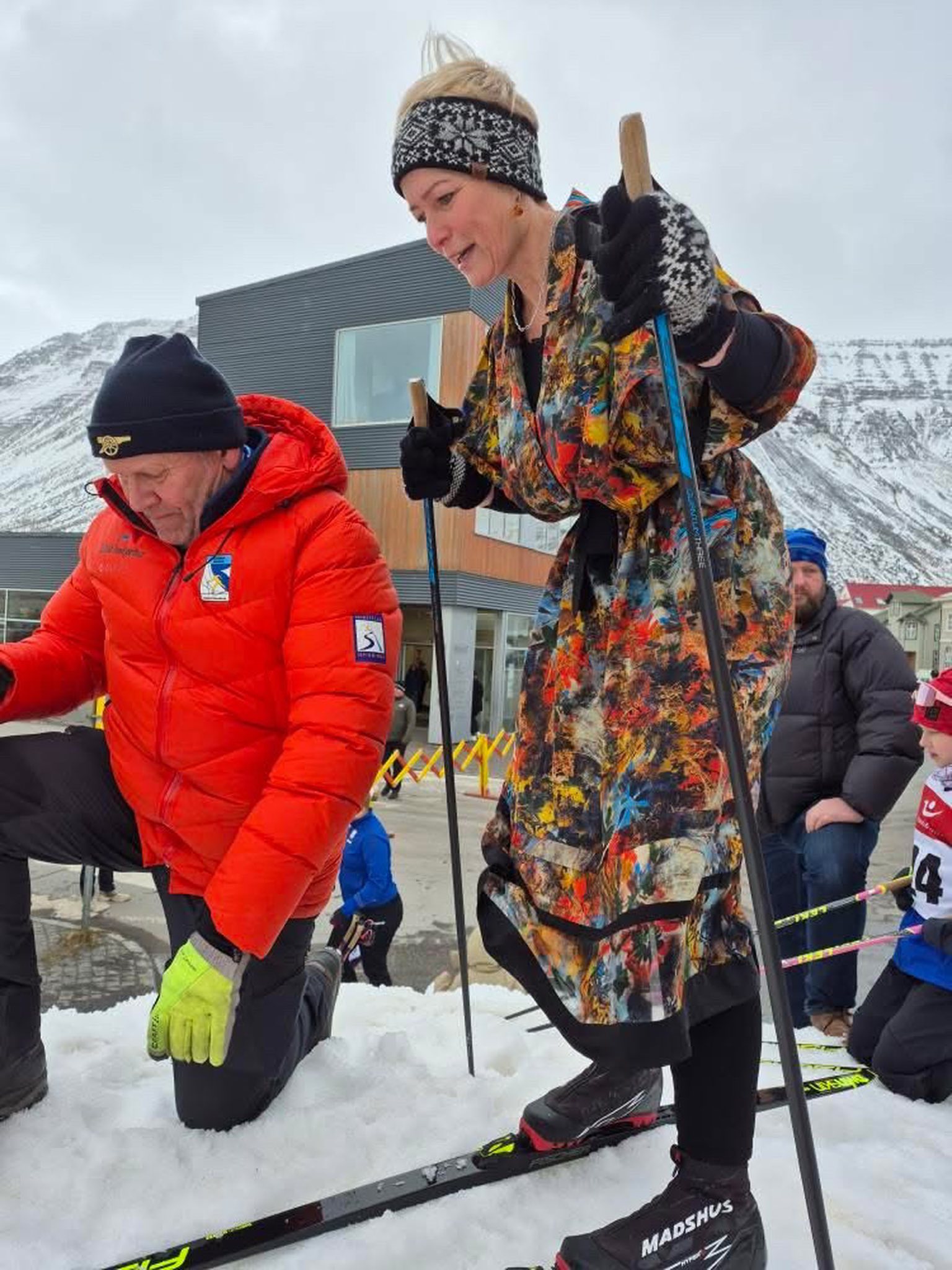 Einar Yngva að kanna hitastigið á snjónum og meta rennslisaðstæður.
