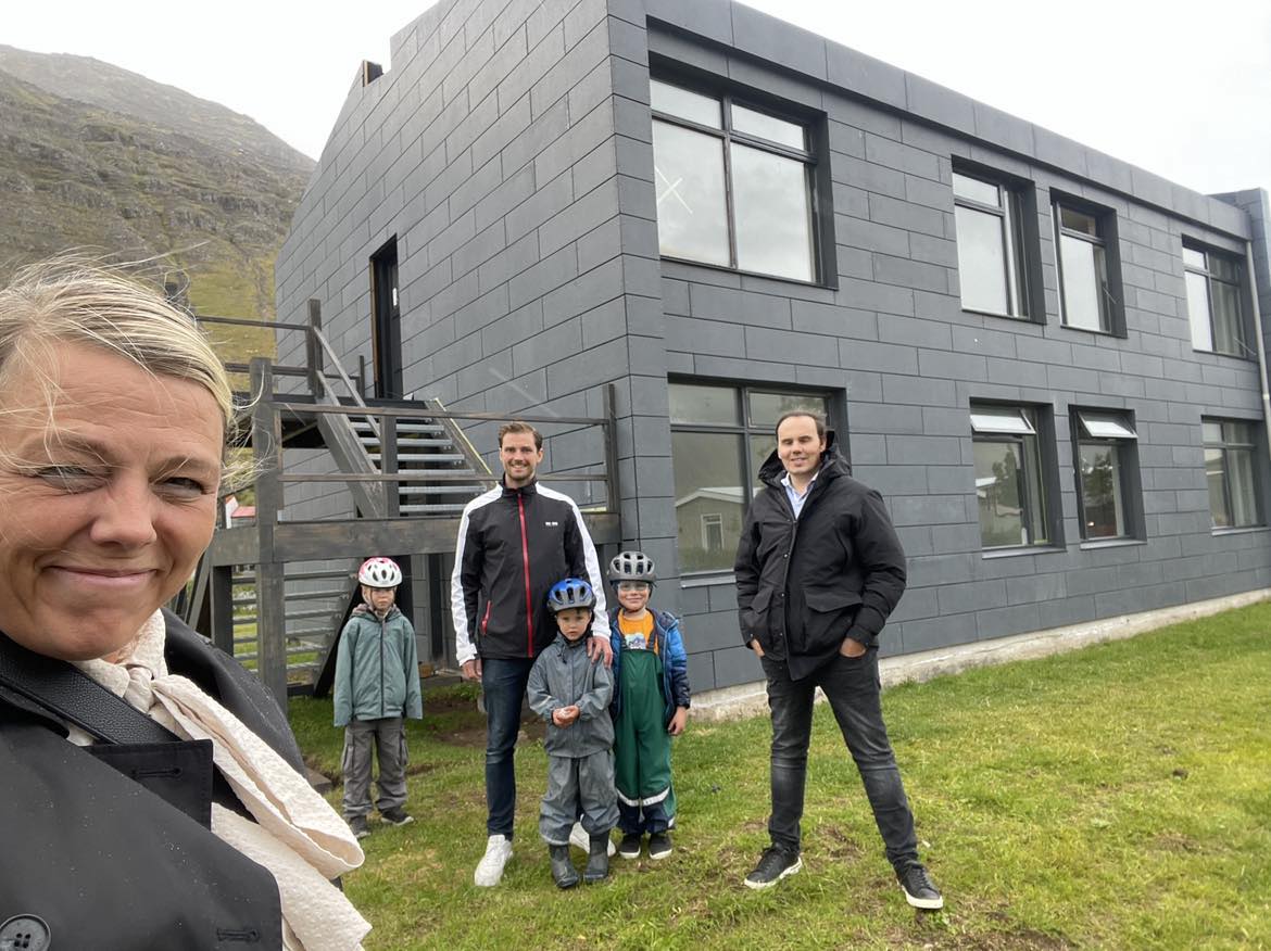 Endurbætur á blokkinni við Sætún 10 á Suðureyri ganga vel.