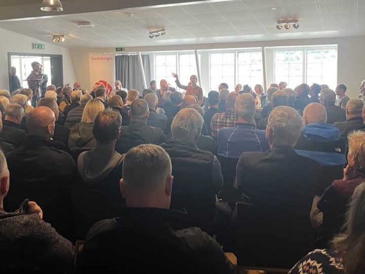 Á fundi forsætisráðherra í Edinborgarhúsinu.