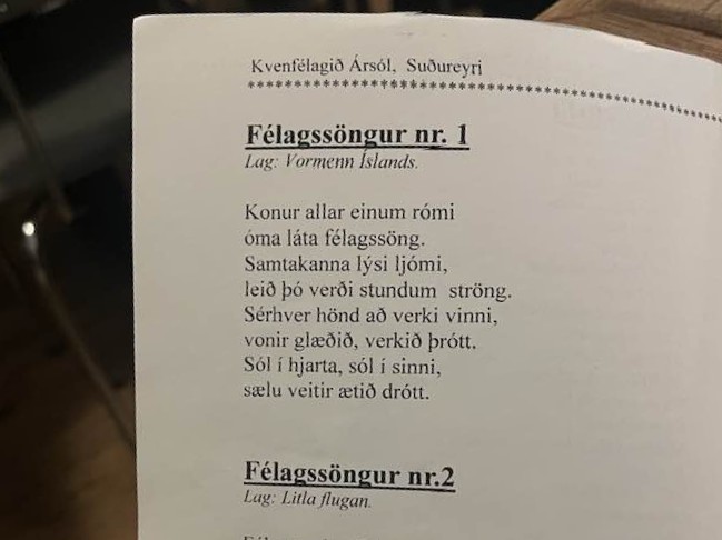 Á kvenfélagsfundum hjá Ársól er alltaf sungið í upphafi og enda funda.