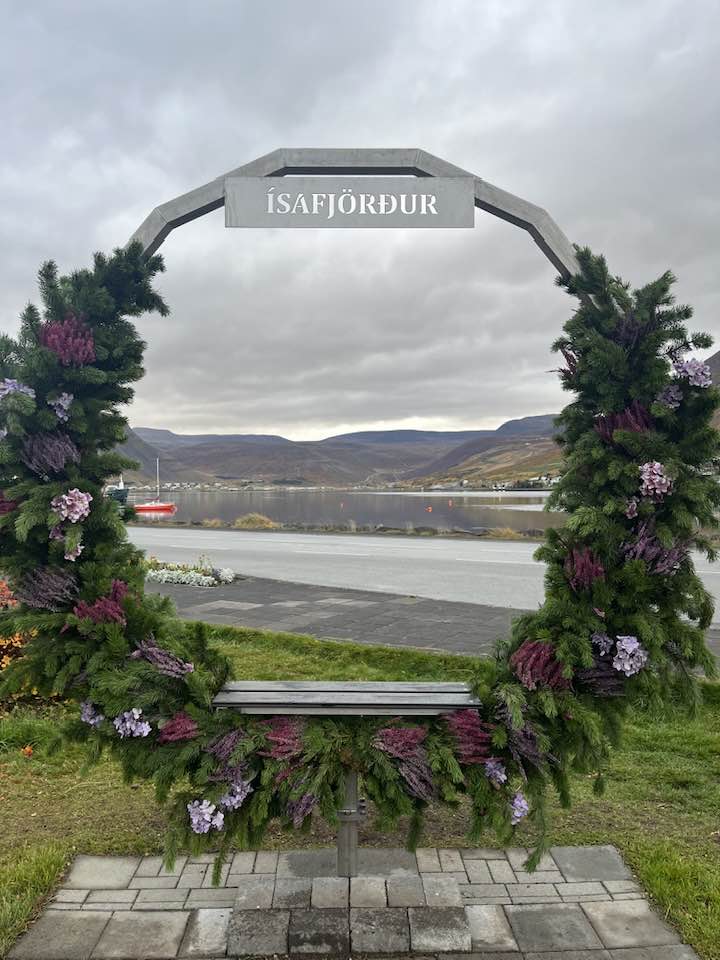 Blómasætið við Pollgötuna á Ísafirði, komið í haustbúning, skreytt með greni og erikum.