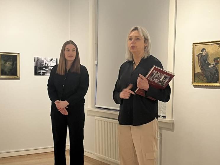 Rannveig Jónsdóttir, hjá Listasafni Ísafjarðar, og Guðfinna Hreiðarsdóttir, forstöðumaður skjala- og ljósmyndasafns.