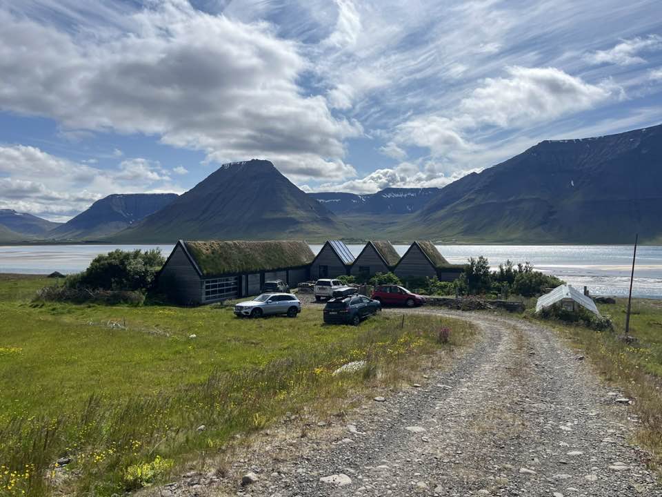 Séð heim að bænum Selakirkjubóli í Önundarfirði. Bærinn er nútíma torfhús.