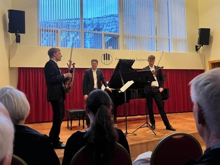 Frach-bræður á tónleikum í Hömrum á Ísafirði.
