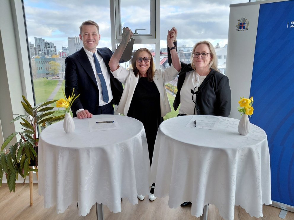 Inga Sæland, mennta- og barnamálaráðherra, ásamt Gylfa Ólafssyni bæjarstjóra Ísafjarðarbæjar og Heið&hellip;