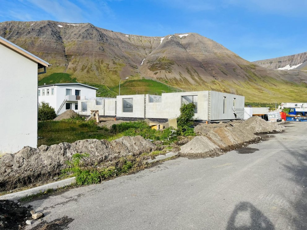 Góður gangur er í byggingu nemendagarða Lýðskólans á Flateyri.