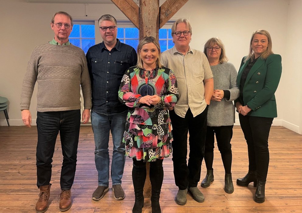 Lilja Alfreðsdóttir menningar- og viðskiptaráðherra ásamt fulltrúum LRÓ, Edinborgarhússins og Örnu L&hellip;
