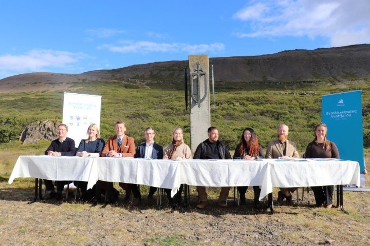 Fulltrúar allra sveitarfélaga á Vestfjörðum auk forstjóra HMS undirrituðu skipulagið.