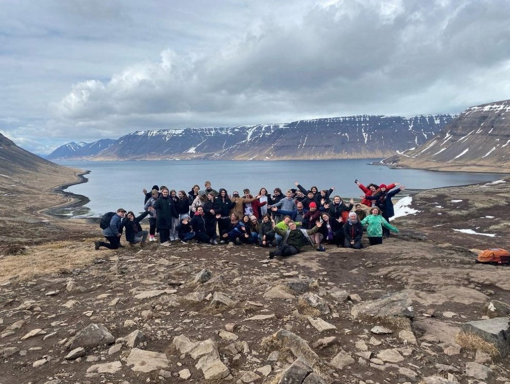 Hópurinn við Dynjanda, séð út Arnarfjörðinn.
Mynd: Grunnskólinn á Þingeyri.
