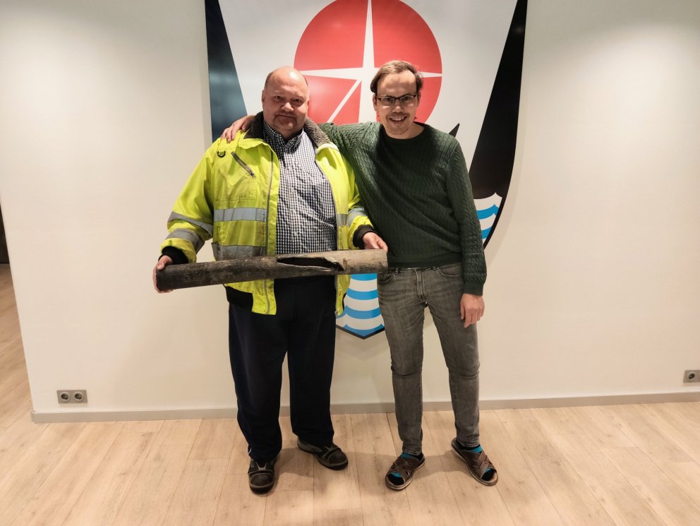Kristján Andri Guðjónsson, forstöðumaður áhaldahúss, heldur á lagnarskömminni sem verið hefur til va&hellip;