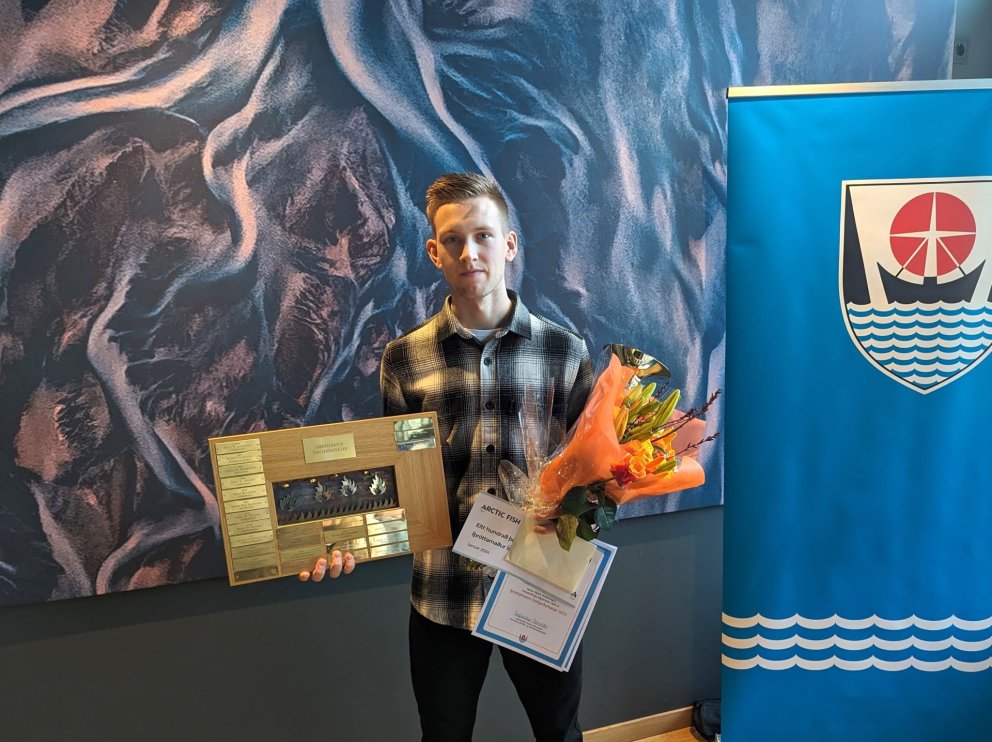 Elmar Atli með verðlaunagrip og viðurkenningar fyrir íþróttamann ársins.