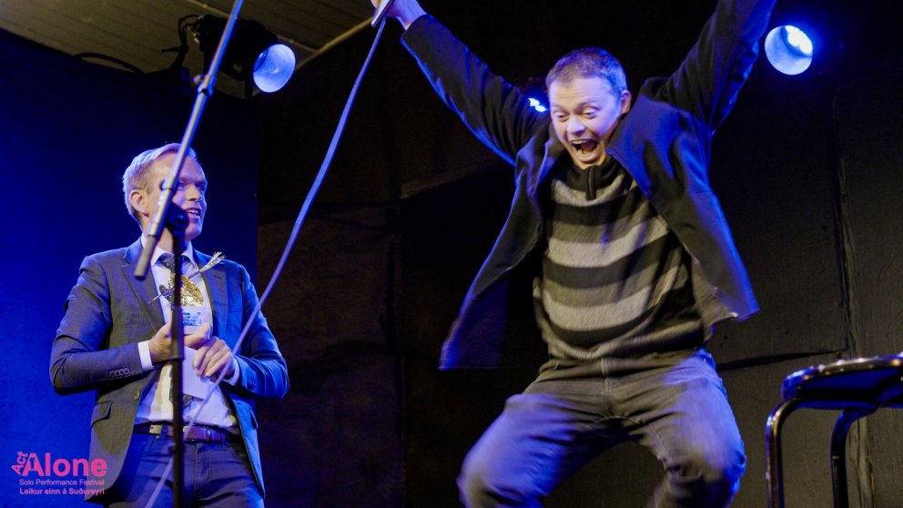 Guðmundur Gunnarsson, bæjarstjóri Ísafjarðarbæjar og Ómar Smári Kristinsson við útnefninguna. Mynd: &hellip;