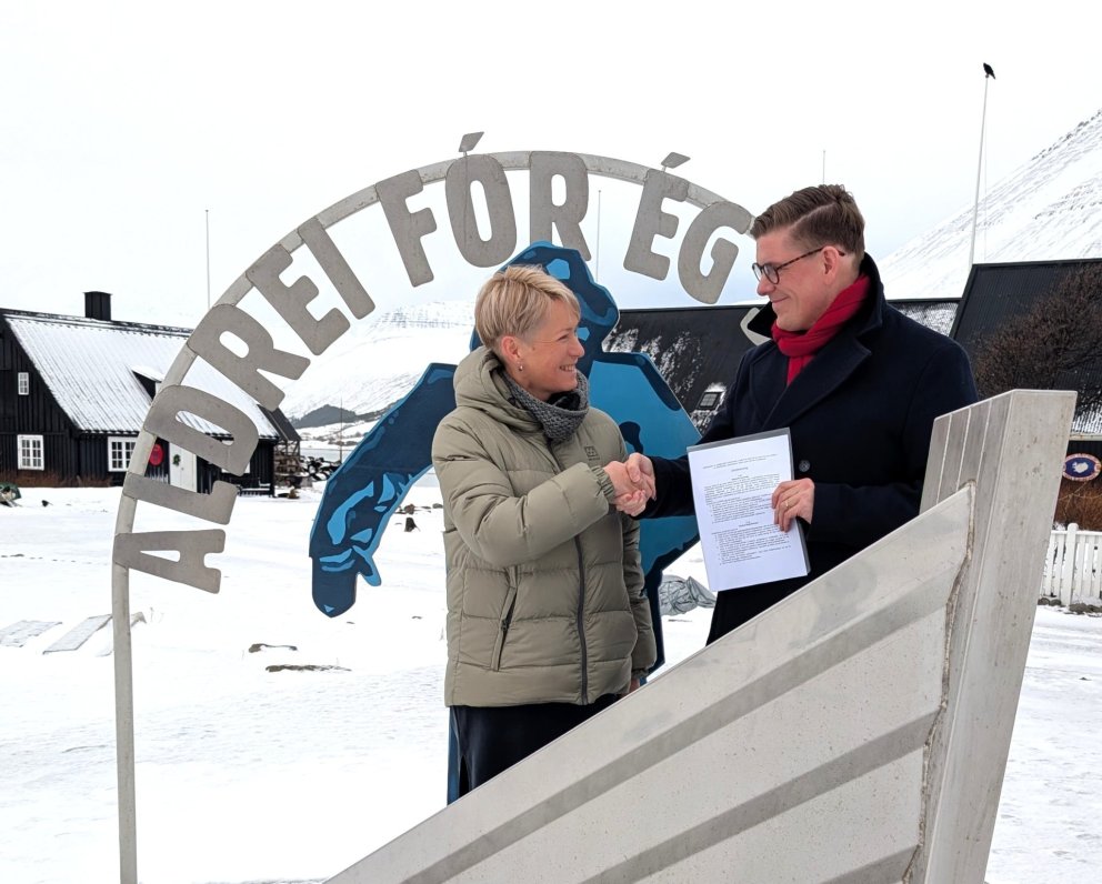 Sigríður Júlía bæjarstjóri og Kristján Freyr rokkstjóri við undirritun stuðsamningsins í Neðstakaups&hellip;