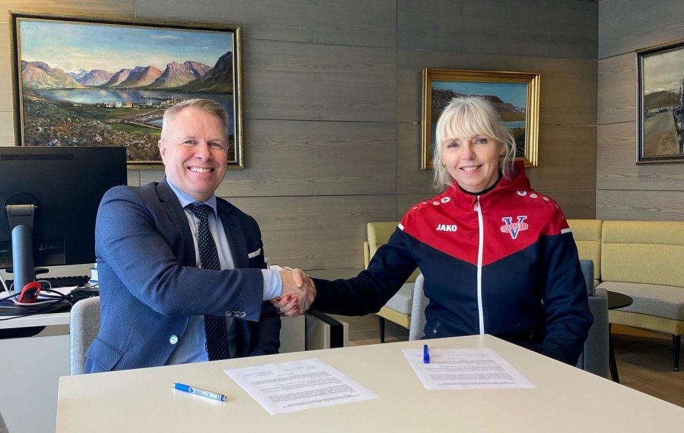 Birgir Gunnarsson, bæjarstjóri, og Guðfinna Hreiðarsdóttir, formaður íþróttafélagsins Vestra, við un&hellip;