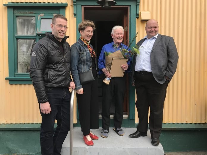 Frá útnefningu Villa Valla til heiðursborgara árið 2018. Með honum á myndinni eru fulltrúar bæjarstj&hellip;