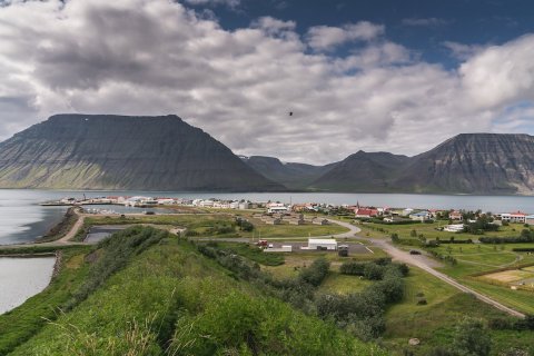 Tjaldsvæðið stendur við snjóflóðavarnargarðinn á Flateyri. Svæðið er um 4700 m² að stærð og á því st&hellip;