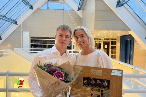 Íþróttamaður Ísafjarðarbæjar árið 2022, Dagur Benediktsson, með móður sinni, Stellu Hjaltadóttur, se&hellip;