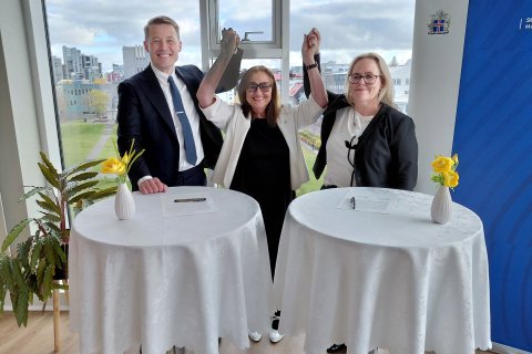 Inga Sæland, mennta- og barnamálaráðherra, ásamt Gylfa Ólafssyni bæjarstjóra Ísafjarðarbæjar og Heið&hellip;